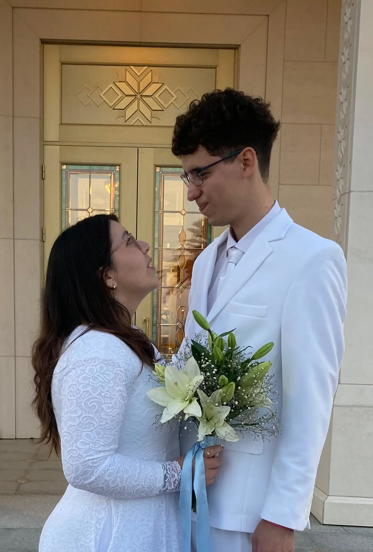 Marido y mujer felices en el Templo